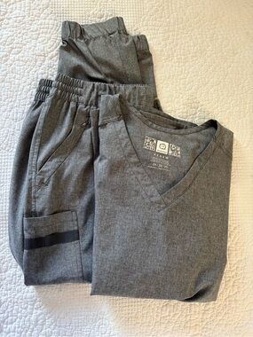 WonderWink heather Gray Women's Scrub Set - V-Neck Top & Jogger Pants